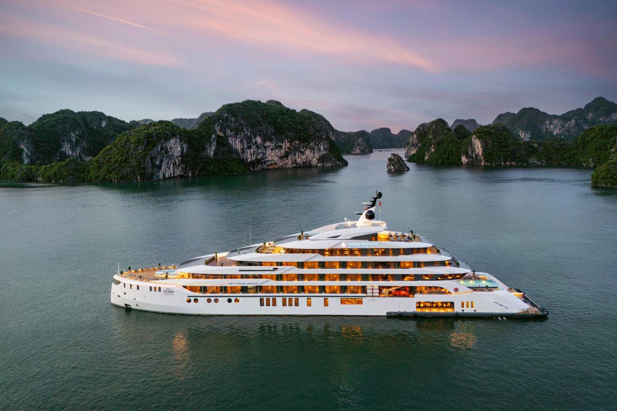 Grand Pioneers Halong Bay Cruise 1 Hotel Ха Лонг Екстериор снимка